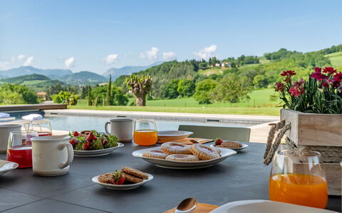 Villa Mamon 6+2: Geschirr, Hügel, Tabelle, Essen, Möbel, Gebirge, Servierware, Dishware