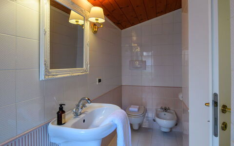 Villa Fiola 8: Wand, Interior Design, Flooring, Armatur, Fussboden, Badezimmer, Zimmer, Decke, Installation, Beleuchtung