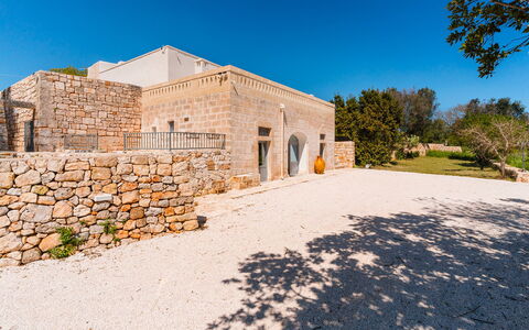 Masseria Grotta Antica 6+2: Himmel, Wand, Die Architektur, Landschaft, Estate, Steinwand, Meteorologisches Phänomen, Karawanserei, Hazienda