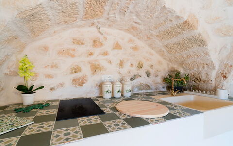 Masseria Grotta Antica 6+2: Fliese, Countertop, Natürliches Material, Zimmerpflanze, Keramik, Armatur, Blumentopf, Küche, Porzellan, Zapfhahn