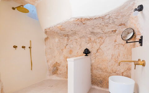 Masseria Grotta Antica 6+2: Wand, Armatur, Installation, Badezimmer, Zapfhahn, Light Fixture, Badewanne, Fliese, Sinken