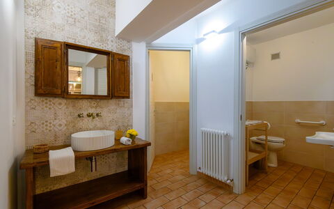 Villa Isola 8+2: Flooring, Bad Sink, Wand, Fussboden, Interior Design, Armatur, Holz, Decke, Sinken, Badezimmer