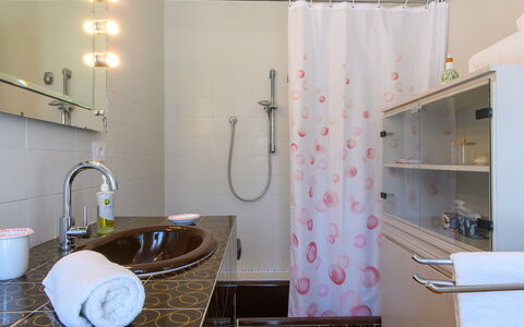 Villa Alma 8+2: Interior Design, Badezimmer, Armatur, Zapfhahn, Installation, Bad Sink, Flooring, Vorhang, Beleuchtung, Sinken