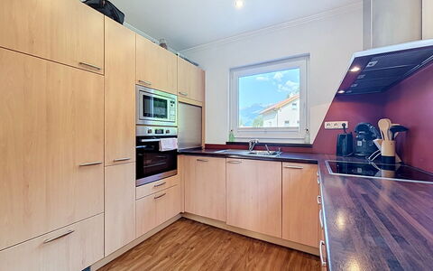 Ferienhaus Siegele: Flooring, Küchengerät, Interior Design, Küche, Countertop, Fussboden, Cabinetry, Major Appliance, Holz, Möbel