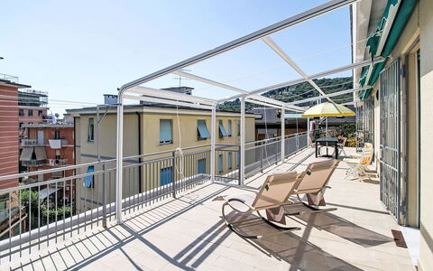 Alda: Estate, Landscaping, Villa, Hecke, Balkon