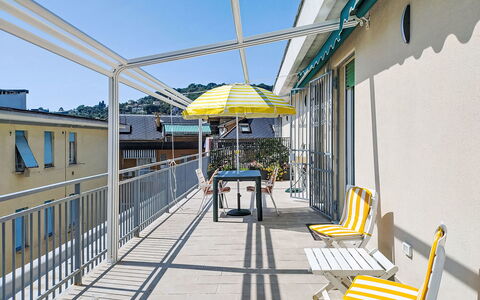 Alda: Estate, Landscaping, Villa, Hecke, Balkon