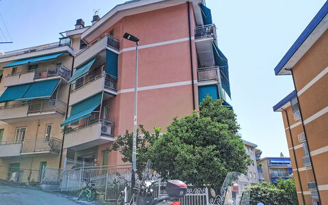 Alda: Estate, Landscaping, Villa, Hecke, Balkon