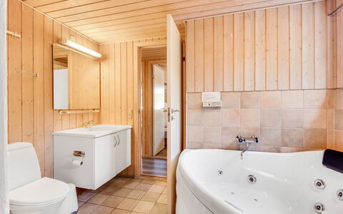 Liina - 3Km from the Sea: Armatur, Badezimmer, Flooring, Fussboden, Holz, Interior Design, Bad Sink, Badewanne, Decke, Sinken