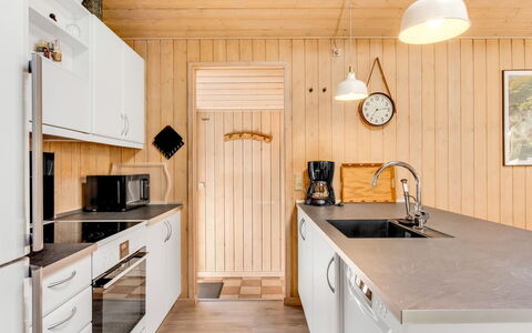 Liina - 3Km from the Sea: Küche, Holz, Flooring, Countertop, Küchengerät, Interior Design, Möbel, Major Appliance, Cabinetry, Fussboden