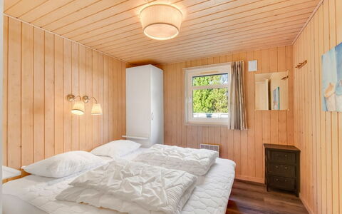 Liina - 3Km from the Sea: Holz, Interior Design, Decke, Flooring, Fussboden, Schlafzimmer, Bett, Holzbeize, Zimmer, Zuhause
