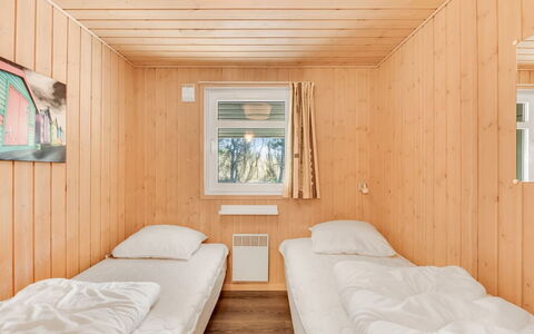 Liina - 3Km from the Sea: Holz, Schlafzimmer, Flooring, Interior Design, Fussboden, Decke, Holzbeize, Bett, Zimmer, Planke