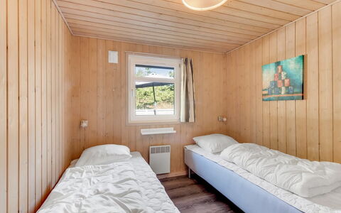 Liina - 3Km from the Sea: Holz, Schlafzimmer, Bett, Bettrahmen, Hartholz, Holzbeize, Bedding, Planke, Bettdecke, Design