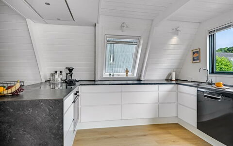 Elida - 18Km to the Fjord: Holz, Flooring, Küche, Countertop, Fussboden, Holzboden, Decke, Major Appliance, Küchengerät, Cabinetry