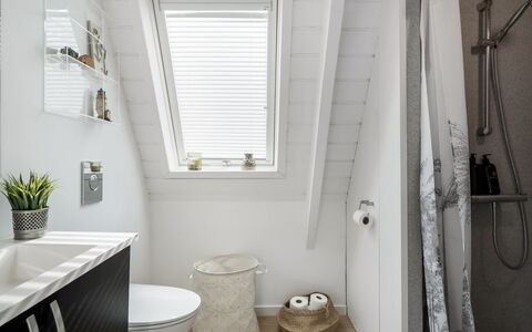 Elida - 18Km to the Fjord: Armatur, Interior Design, Flooring, Fussboden, Decke, Installation, Badezimmer, Sinken, Zapfhahn, Toilette