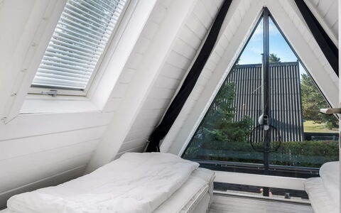 Elida - 18Km to the Fjord: Daylighting, Design, Hartholz, Schlafzimmer, Planke, Bett, Bedding, Aluminium, Abstellgleis