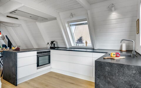 Elida - 18Km to the Fjord: Flooring, Holz, Küche, Fussboden, Countertop, Decke, Interior Design, Zuhause, Cabinetry, Major Appliance