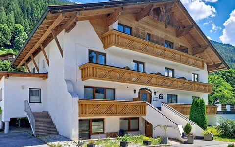 Arzl im Pitztal 15: Hütte, Balkon, Villa, Abstellgleis