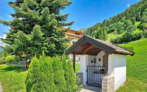 Arzl im Pitztal 15: Strauch, Haus, Hütte, Lärche, Garten, Landscaping, Senke, Immergrün