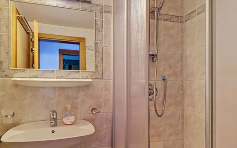 Arzl im Pitztal 15: Badezimmer, Armatur, Flooring, Bad Sink, Fussboden, Interior Design, Sinken, Zapfhahn, Installation, Spiegel