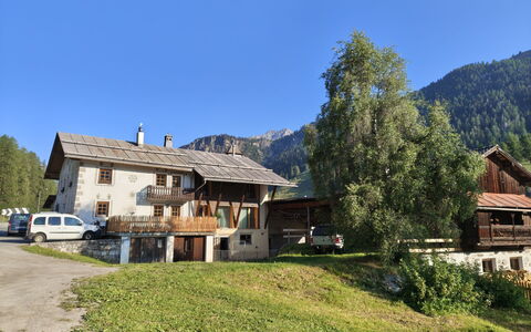 Ferienwohnung Schof: Bergforms, Hügel, Haus, Berg, Gebirge, Hochland, Landschaft, Ländliches Gebiet, Senke, Hütte