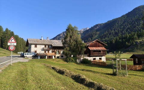 Ferienwohnung Schof: Bergforms, Haus, Hügel, Hochland, Ländliches Gebiet, Landschaft, Bergstation, Gebirge, Hütte, Menschliche Siedlung