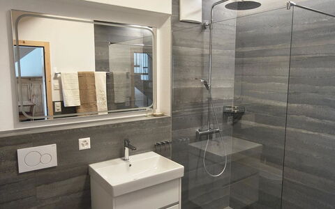 Ferienwohnung Schof: Flooring, Armatur, Fussboden, Holz, Bad Sink, Badezimmer, Sinken, Interior Design, Badezimmerschrank, Toilette
