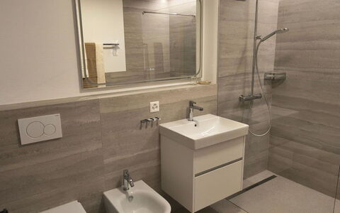Ferienwohnung Schof: Flooring, Fussboden, Toilleten Sitz, Armatur, Badezimmer, Toilette, Interior Design, Sinken, Bad Sink, Installation