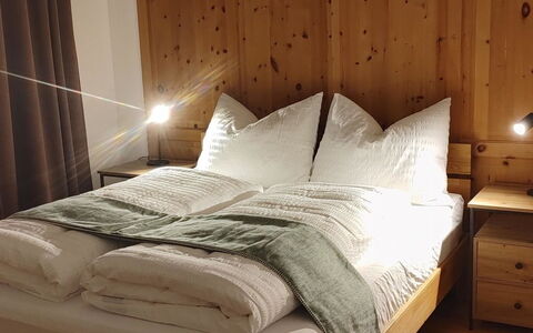 Ferienwohnung Schof: Möbel, Holz, Flooring, Schlafzimmer, Interior Design, Fussboden, Bett, Beleuchtung, Bettdecke, Bedding