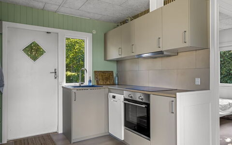 Kora - 300M from the Sea: Major Appliance, Flooring, Küche, Holz, Interior Design, Küchengerät, Countertop, Fussboden, Armatur, Decke
