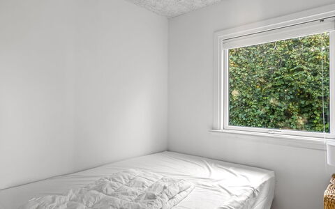 Kora - 300M from the Sea: Wand, Decke, Interior Design, Schlafzimmer, Fussboden, Bettdecke, Bedding, Daylighting, Bett