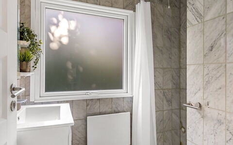 Kora - 300M from the Sea: Wand, Interior Design, Armatur, Flooring, Fussboden, Badezimmer, Installation, Glas, Zapfhahn, Badewanne