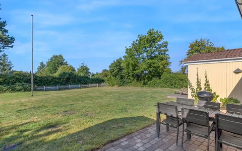 Kora - 300M from the Sea: Himmel, Gras, Einfach, Grundstueck, Garten, Rasen, Schatten, Landscaping, Estate, Garten