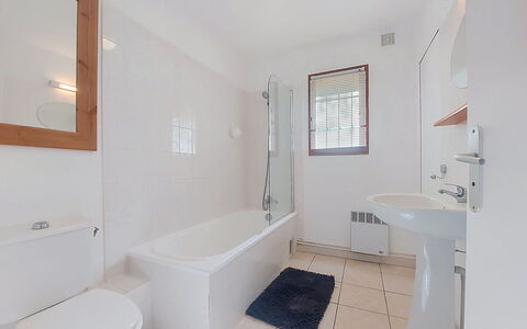 La Jeansarde: Flooring, Fussboden, Armatur, Interior Design, Decke, Badezimmer, Installation, Badewanne, Zimmer, Zapfhahn