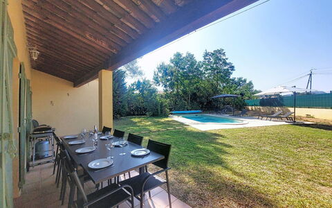 La Jeansarde: Schwimmbad, Schatten, Hinterhof, Estate, Landscaping, Rasen, Garten, Resort, Bauernhaus, Stuhl
