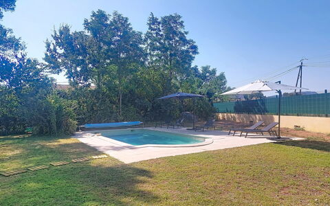 La Jeansarde: Blau, Schwimmbad, Resort, Schatten, Garten, Rasen, Landscaping, Hinterhof, Hazienda, Garten