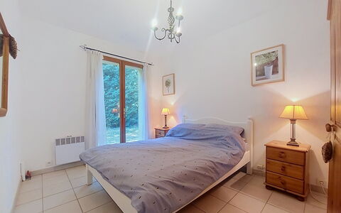 La Jeansarde: Bett, Möbel, Schlafzimmer, Interior Design, Bettdecke, Bedding, Fussboden, Holz, Decke, Flooring