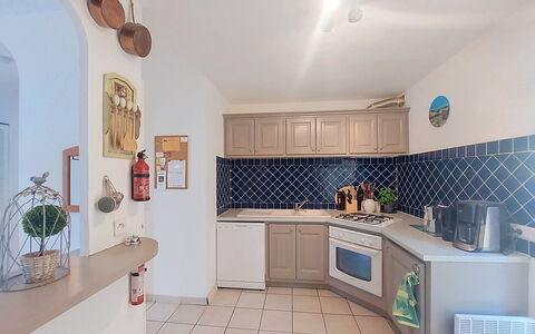 La Jeansarde: Küche, Countertop, Küchengerät, Interior Design, Major Appliance, Cabinetry, Flooring, Möbel, Herd, Zimmer