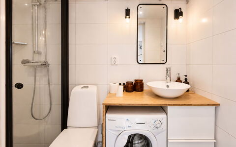 Solgläntan: Badezimmer, Armatur, Interior Design, Sinken, Bad Sink, Flooring, Badezimmerschrank, Fussboden, Zapfhahn, Toilette