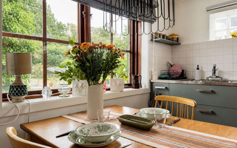 Solgläntan: Möbel, Interior Design, Holz, Küche, Flooring, Beleuchtung, Light Fixture, Küche & Esszimmer Tisch, Countertop, Geschirr
