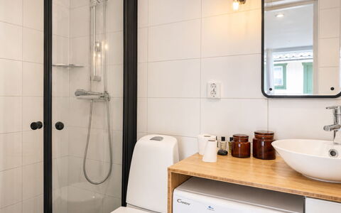 Solgläntan: Badezimmer, Interior Design, Armatur, Bad Sink, Flooring, Spiegel, Sinken, Fussboden, Zapfhahn, Badezimmerschrank