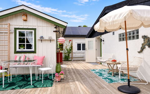 Solgläntan: Zuhause, Hütte, Möbel, Tür, Blumentopf, Stuhl, Deck, Veranda, Zimmerpflanze, Garten