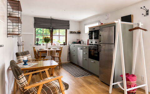 Solgläntan: Möbel, Interior Design, Holz, Flooring, Küche, Stuhl, Küchengerät, Zimmer, Zuhause, Fussboden