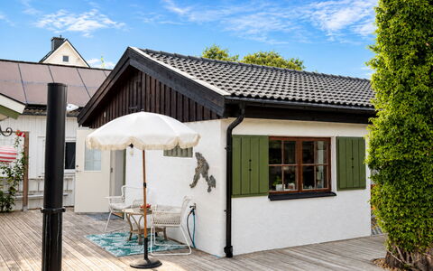Solgläntan: Dach, Haus, Hütte, Tür, Zuhause, Abstellgleis, Schatten, Garten, Gartenbauten, Design