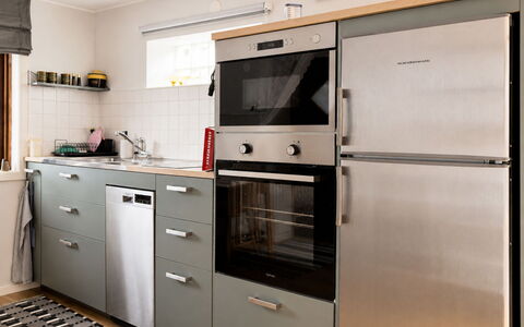 Solgläntan: Küchengerät, Küche, Major Appliance, Cabinetry, Haushaltsgerät, Flooring, Countertop, Herd, Schublade, Möbel