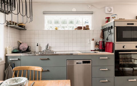 Solgläntan: Küchengerät, Küche, Countertop, Möbel, Cabinetry, Major Appliance, Interior Design, Haushaltsgerät, Schublade, Flooring