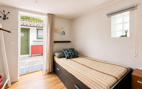 Solgläntan: Wand, Bett, Schlafzimmer, Interior Design, Möbel, Fussboden, Flooring, Holz, Bettdecke, Decke
