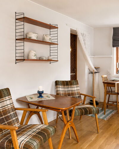 Solgläntan: Möbel, Interior Design, Flooring, Holz, Fussboden, Stuhl, Beleuchtung, Zuhause, Zimmer, Wohnzimmer