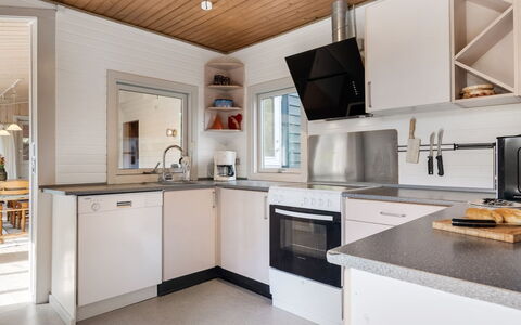 Hedwig - 120M to the Fjord: Küche, Countertop, Küchengerät, Major Appliance, Interior Design, Holz, Flooring, Decke, Cabinetry, Haushaltsgerät