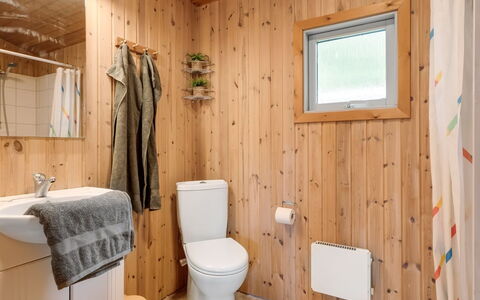 Hedwig - 120M to the Fjord: Wand, Flooring, Holz, Fussboden, Interior Design, Armatur, Decke, Badezimmer, Zimmer, Toilette