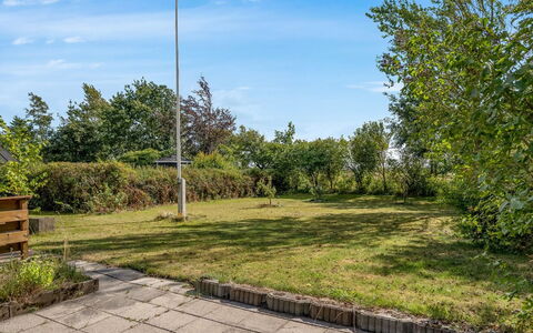 Hedwig - 120M to the Fjord: Himmel, Strauch, Wolke, Garten, Pole, Rasen, Landscaping, Schatten, Walkway